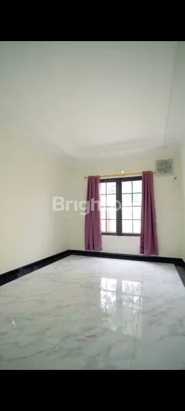 image GRAND LIVING SPACE — RUMAH BARU DENGAN HALL LUAS & PENCAHAYAAN MAKSIMAL DI PINGGIR JALAN UTAMA\N (7)