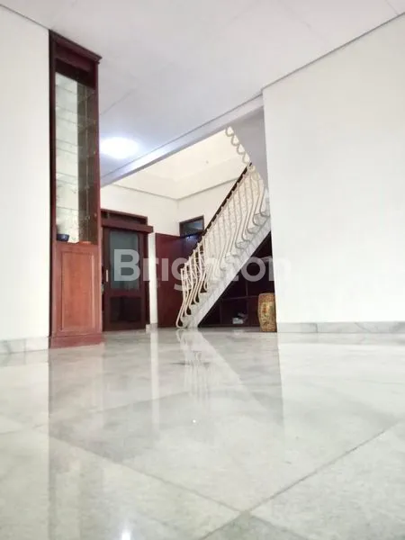 image RUMAH HOEK 2LANTAI .DI PEJOMPONGAN  JAKARTA PUSAT (8)