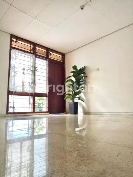 image RUMAH HOEK 2LANTAI .DI PEJOMPONGAN  JAKARTA PUSAT (6)