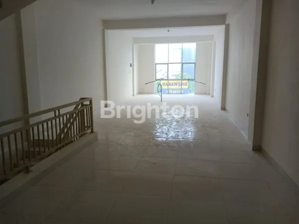 image RUKO 4,5 LT SIAP PAKAI DIAREA YANG STRATEGIS DAN RAMAI DI DAERAH MERR SURABAYA SANGAT COCOK UNTUK INVESTASI BISNIS (2)