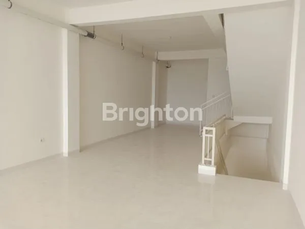 image RUKO 4,5 LT SIAP PAKAI DIAREA YANG STRATEGIS DAN RAMAI DI DAERAH MERR SURABAYA SANGAT COCOK UNTUK INVESTASI BISNIS (5)