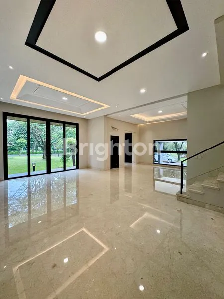 image RUMAH BANGUNAN MANDIRI HOEK BADAN, CLUSTER GIARDINA BSD CITY! MEWAH DAN SEMUA KAMAR DILENGKAPI KAMAR MANDI DALAM (2)