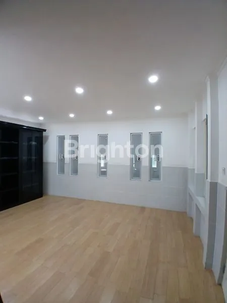 image RUMAH HOOK MEWAH 2 LANTAI SIAP HUNI JAKARTA BARAT (4)