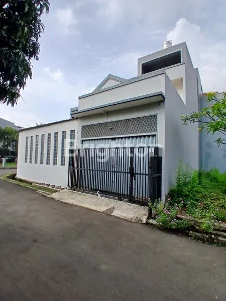 image RUMAH HOOK MEWAH 2 LANTAI SIAP HUNI JAKARTA BARAT (1)