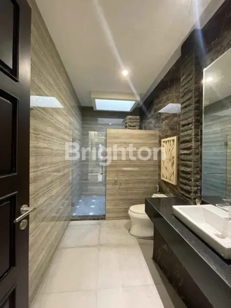 image RUMAH STRATEGIS DI JALAN RAYA BIBIS KARAH SURABAYA (4)