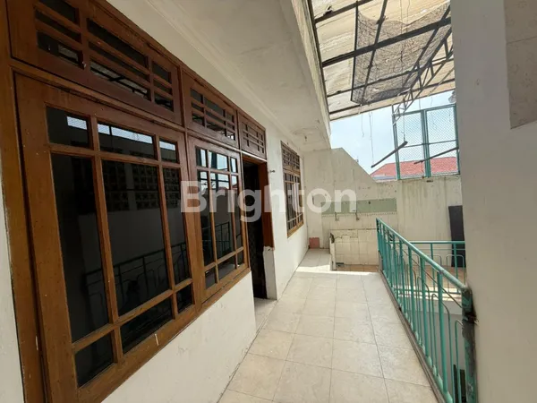 image RUMAH TERAWAT STRATEGIS DEKAT PUSAT KOTA SURABAYA (4)