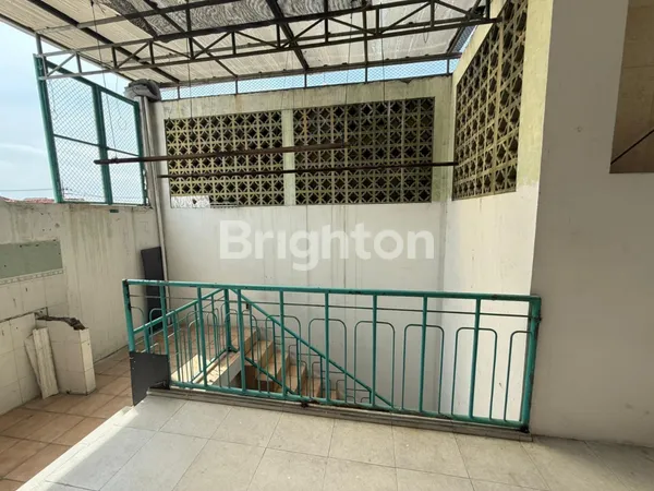 image RUMAH TERAWAT STRATEGIS DEKAT PUSAT KOTA SURABAYA (7)