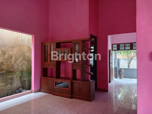 image RUMAH HOOK 200M² 1.7M DEKAT KEDIAMAN BAPAK JOKO WIDODO  LINGKUNGAN ELIT KEMANAN 24 JAM (5)