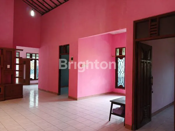 image RUMAH HOOK 200M² 1.7M DEKAT KEDIAMAN BAPAK JOKO WIDODO  LINGKUNGAN ELIT KEMANAN 24 JAM (6)