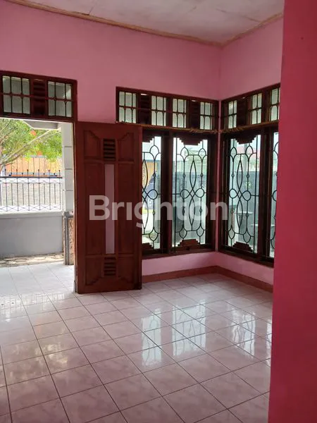 image RUMAH HOOK 200M² 1.7M DEKAT KEDIAMAN BAPAK JOKO WIDODO  LINGKUNGAN ELIT KEMANAN 24 JAM (4)