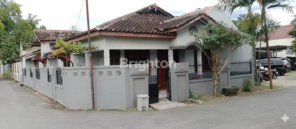 image RUMAH HOOK 200M² 1.7M DEKAT KEDIAMAN BAPAK JOKO WIDODO  LINGKUNGAN ELIT KEMANAN 24 JAM (1)