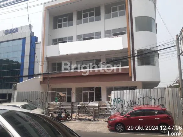 RUKO 4 LANTAI LOKASI KOMERSIL STRATEGIS DI TEBET