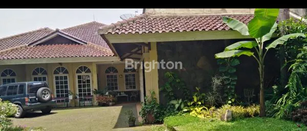 image HUNIAN DENGAN HALAMAN LUAS HIJAU NYA POHON MEMBUAT BETAH PENGHUNI NYA , LOKASI BANDUNG UTARA. JAWA BARAT INDONESIA (3)