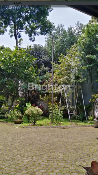 image HUNIAN DENGAN HALAMAN LUAS HIJAU NYA POHON MEMBUAT BETAH PENGHUNI NYA , LOKASI BANDUNG UTARA. JAWA BARAT INDONESIA (2)