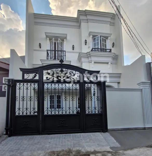 DIJUAL RUMAH BARU GRESS SEMI FURNISH LOKASI STRATEGIS