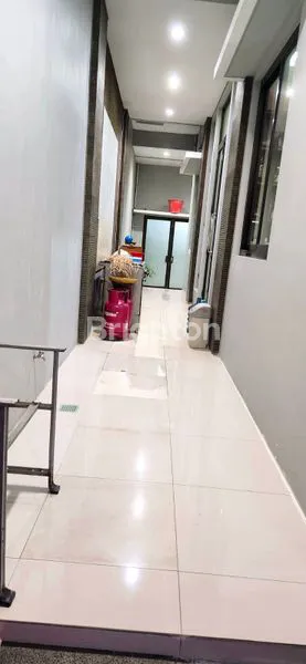 image RUMAH 2½ LANTAI 306M² CARPORT 2 MOBIL DI SUNTER AGUNG JAKARTA UTARA (8)
