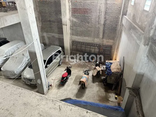 image BANGUNAN BESAR 3 LANTAI SIAP FINISHING – LT 600 M², LB ±400 M² – AKSES MOBIL MUDAH & PARKIR LUAS (6)