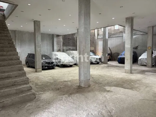 image BANGUNAN BESAR 3 LANTAI SIAP FINISHING – LT 600 M², LB ±400 M² – AKSES MOBIL MUDAH & PARKIR LUAS (3)