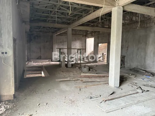 image BANGUNAN BESAR 3 LANTAI SIAP FINISHING – LT 600 M², LB ±400 M² – AKSES MOBIL MUDAH & PARKIR LUAS (8)