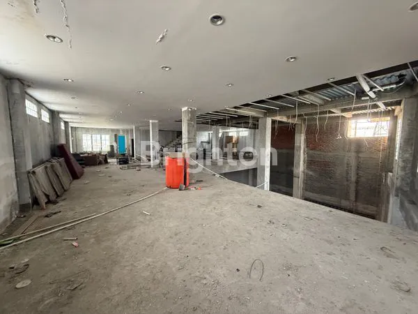 image BANGUNAN BESAR 3 LANTAI SIAP FINISHING – LT 600 M², LB ±400 M² – AKSES MOBIL MUDAH & PARKIR LUAS (5)