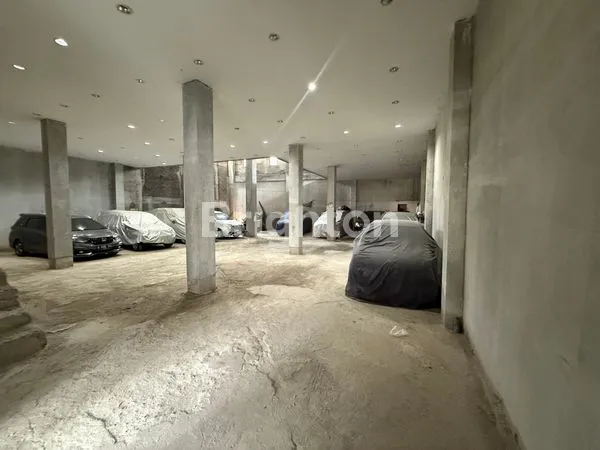 image BANGUNAN BESAR 3 LANTAI SIAP FINISHING – LT 600 M², LB ±400 M² – AKSES MOBIL MUDAH & PARKIR LUAS (4)
