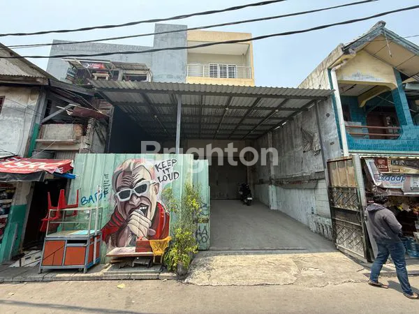 BANGUNAN BESAR 3 LANTAI SIAP FINISHING – LT 600 M², LB ±400 M² – AKSES MOBIL MUDAH & PARKIR LUAS