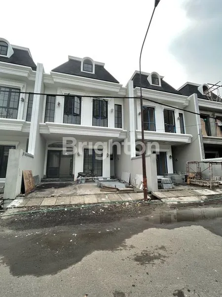 image RUMAH AMERICAN STYLE DI DHARMAHUSADA INDAH SURABAYA TIMUR (1)