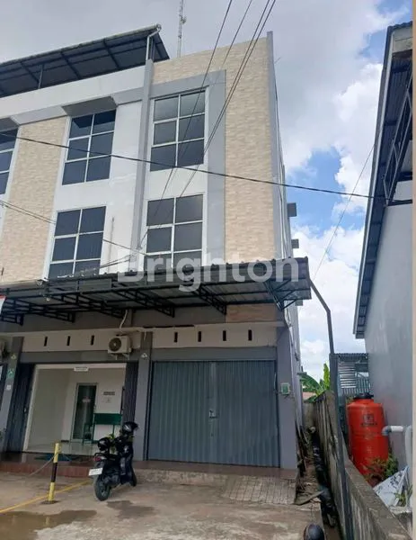 image RUKO 3 LANTAI HALAMAN LUAS SIAP TEMPATI JALAN PERDAMAIAN (2)