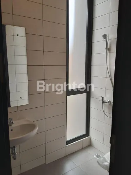 image DISEWAKAN RUMAH BARU SERAH TERIMA DICLUSTER VIOLA SUMARECON CROWN GADING (4)