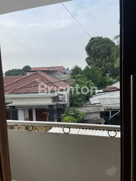 image RUMAH 2 LANTAI SIAP HUNI, LOKASI STRATEGIS DI JAGAKARSA – JAKARTA SELATAN (8)