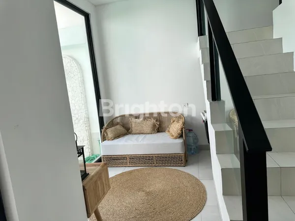 image DIJUAL | RUMAH MODERN 2 LANTAI FULL FURNISHED HADAP UTARA – LOKASI NYAMAN & SIAP HUNI (2)