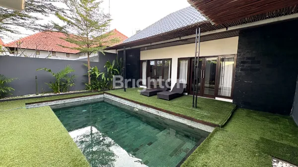 DISEWAKAN | VILLA 1 LANTAI SEMI FURNISHED DENGAN KOLAM RENANG – 2+1 KAMAR TIDUR, HADAP BARAT & LOKASI NYAMAN
