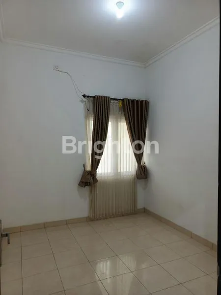 image RUMAH OVER KREDIT SIAP HUNI DALAM KOMPLEK FASILITAS LENGKAP AREA JAKABARING DEKAT OPI MALL (4)