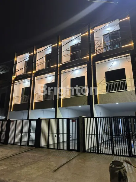 image RUMAH BARU 3 LANTAI SANGAT STRATEGIS DI TANJUNG DUREN GROGOL JAKARTA BARAT (1)