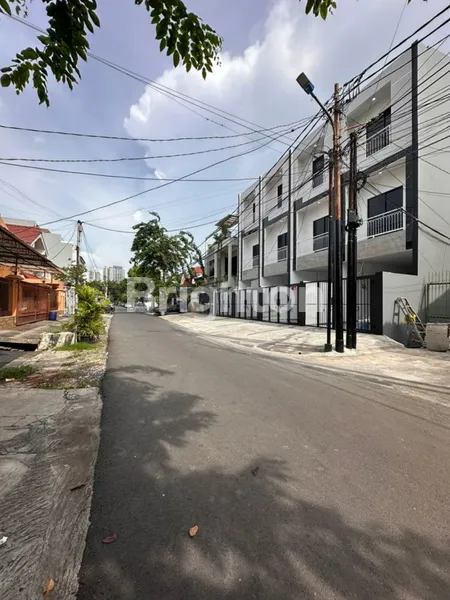 image RUMAH BARU 3 LANTAI SANGAT STRATEGIS DI TANJUNG DUREN GROGOL JAKARTA BARAT (2)