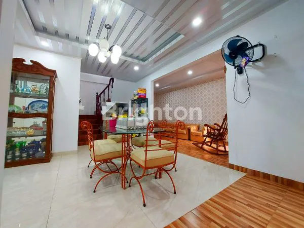 image RUMAH CANTIK 2 TINGKAT LEBAR 11 MTR DI KOMPLEK SETIA BUDI INDAH - TASBIH 1 MEDAN SUNGGAL  (4)