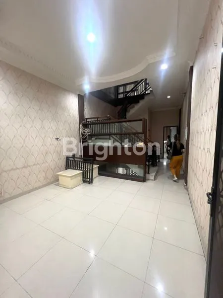 image RUKO BISNIS 4,5 TINGKAT - INTI KOTA - LOKASI STRATEGIS DI KOMPLEK MULTATULI - COCOK DIJADIKAN TEMPAT TINGGAL MAUPUN BUKA USAHA SESUAI KEBUTUHAN (6)