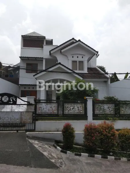 RUMAH 2 LANTAI + 1 ROOFTOP DI KAWASAN PREMIUM SETIABUDI REGENCY, BANDUNG, LINGKUNGAN TENANG, AMAN, DAN NYAMAN UNTUK KELUARGA.\N4