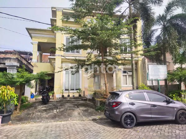image RUMAH 3 LANTAI LT 336M² DI PEKANBARU (1)