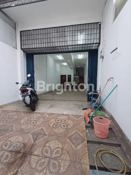 image SEWA RUMAH 3 SETENGAH LANTAI RENOV BARU, MASUK MOBIL, LOKASI TAMBORA PALING STRATEGIS (1)