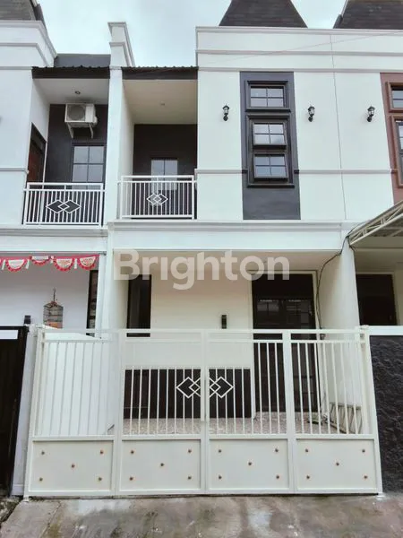 image RUMAH AMERICAN STYLE 2 LANTAI DI SEMEMI (1)