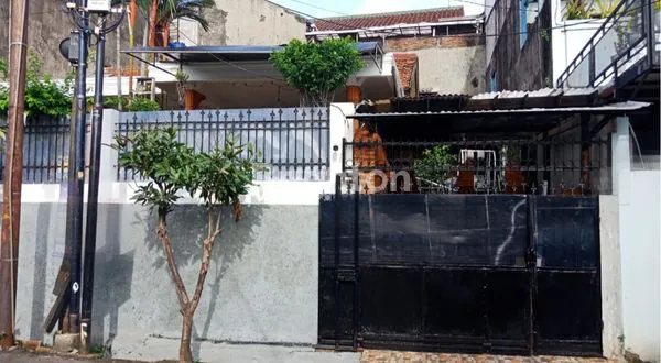 image RUMAH LOKASI STRATEGIS DAERAH KEMAYORAN LAMA JAKARTA SELATAN (1)