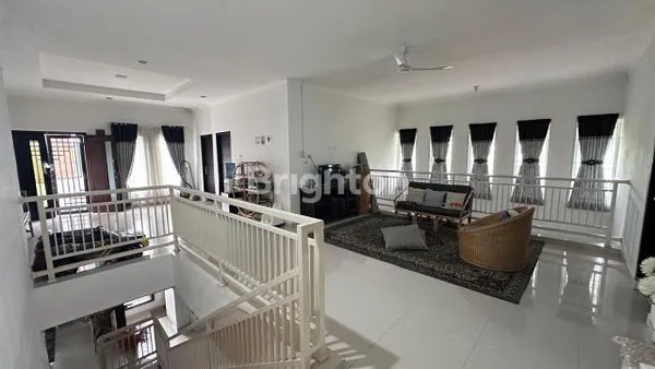 image DIJUAL SEGERA RUMAH CANTIK SIAP HUNI + LAHAN LUAS + KAFE SIAP OPERASIONAL (4)