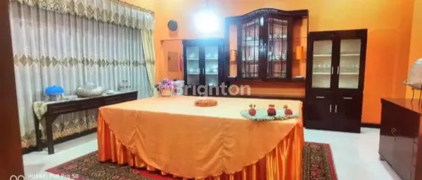 image RUMAH UKURAN BESAR DAN HALAMAN YANG LUAS SANGAT COCOK UNTUK BUAT CAFE,KANTOR,KOS KOS AN ATAU PUN TEMPAT HUNIAN KARENA BERADA DI PINGGIR JALAN BESAR MARINDAL MEDAN  (6)