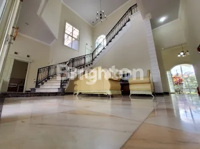 image RUMAH MEWAH 2 LANTAI DENGAN PRIVATE POOL (2)