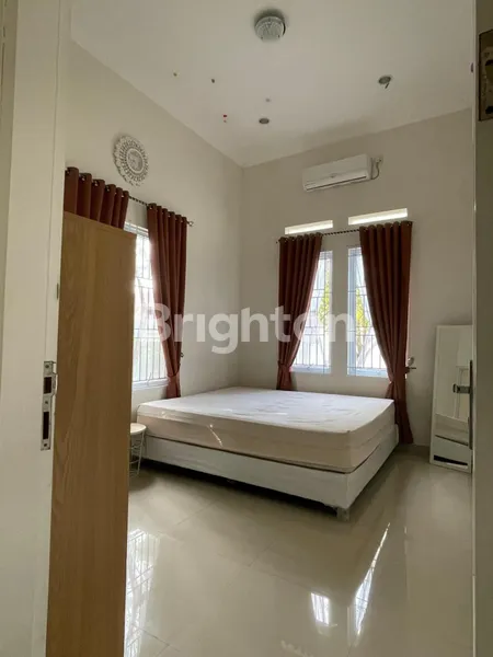 image DISEWAKAN RUMAH HOOK FULL FURNISHED DI PERUMAHAN INDAH MEGAH - SIAP HUNI FASILITAS GYM & POOL (6)