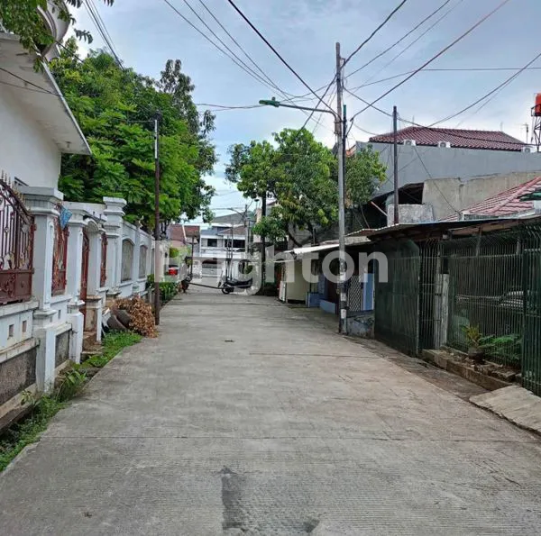 image RUMAH 1,5 LANTAI DI KOMPLEKS PERTAMINA RAWAMANGUN (2)