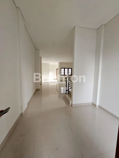 image RUMAH 2 LANTAI KONDISI BAGUS SIAP HUNI KOSONGAN LOKASI STRATEGIS DITENGAH KOTA DENPASAR SELATAN DEKAT SUPERMARKET,RS,SEKOLAH, UNIVERSITAS,MALL DAN WISATA PANTAI DIAREA RENON (8)