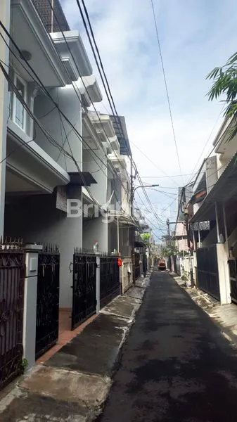 image RUMAH 2 LANTAI ROW 1 MOBIL SIAP HUNI DI TANJUNG DUREN (3)