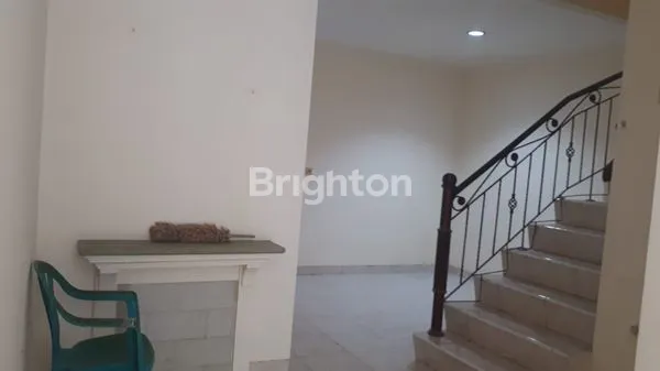 image RUMAH 2 LANTAI ROW 1 MOBIL SIAP HUNI DI TANJUNG DUREN (5)